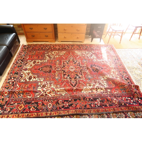 615 - A handmade woollen Heriz rug - 2.83m x 2.22m
