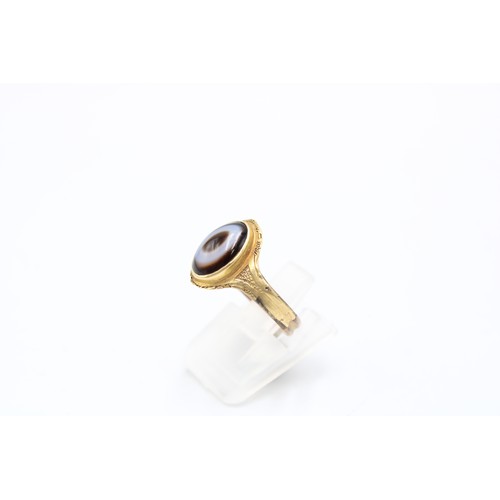  A 9ct gold and agate ring, unmarked but tested as 9ct gold, size Q, gross weight 4g