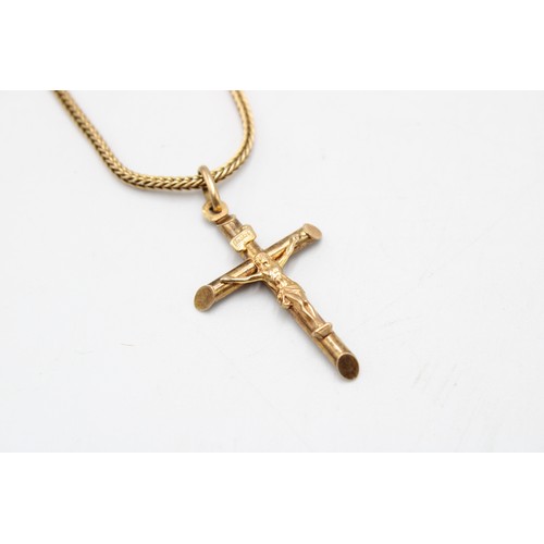  A 9ct gold crucifix and chain. Length of pendant 40mm. Length of chain 390mm. Weight 7.37 grams