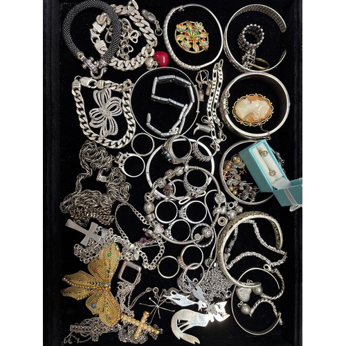  An assortment of silver and costume jewellery. To include an expandable, retractable bracelet, a cat... 
