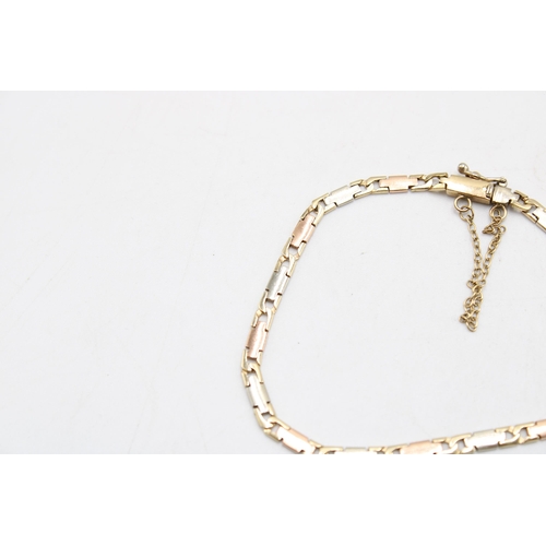  A tri-colour fancy link bracelet. Length 200mm. Weight 7.85 grams