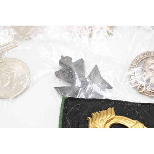 447 - A collection of twenty First and Second World War cap badges and medals, British and Canadian, inclu... 