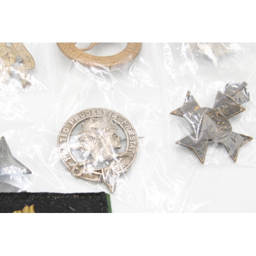 447 - A collection of twenty First and Second World War cap badges and medals, British and Canadian, inclu... 