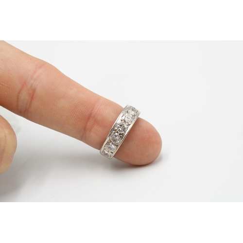  A brilliant cut diamond nine stone band ring. Estimated total weight 1.95cts, G/H colour, I1/I2 clar... 
