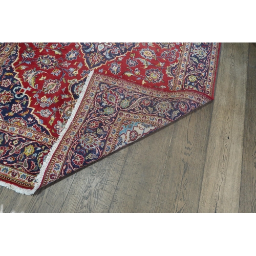 579 - A hand knotted woollen Kashan rug - 2.13m x 1.45m