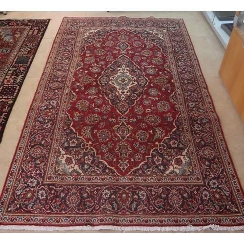 581 - A hand knotted woollen Kashan rug - 2.18m x 1.35m