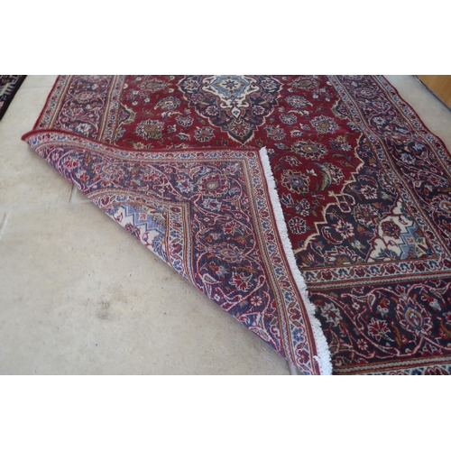 581 - A hand knotted woollen Kashan rug - 2.18m x 1.35m