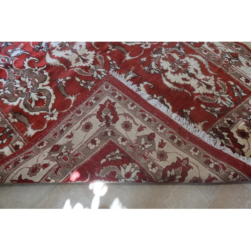 585 - A hand knotted woollen Heriz rug - 2.97m x 1.90m