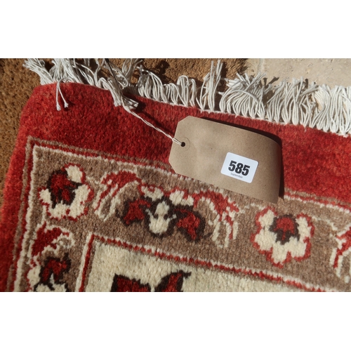 585 - A hand knotted woollen Heriz rug - 2.97m x 1.90m