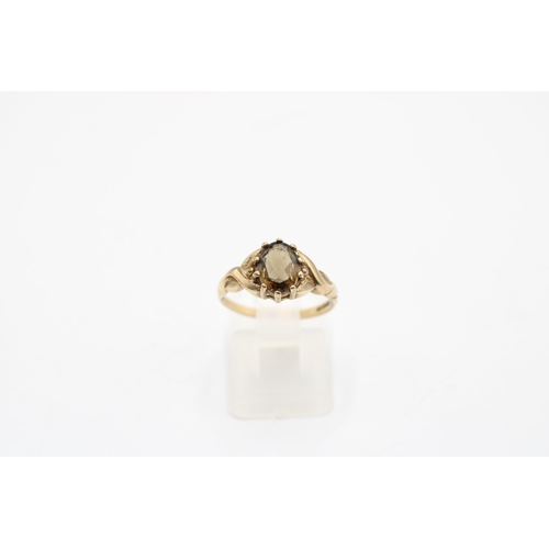 141 - A 9ct gold smokey quartz ring. Size L 1/2. Weight 1.78 grams