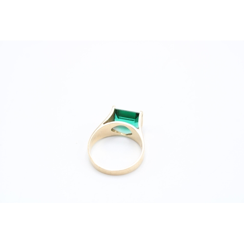  A 9ct Synthetic Green Stone Ring&nbsp;Weight: 4.46g Size: P