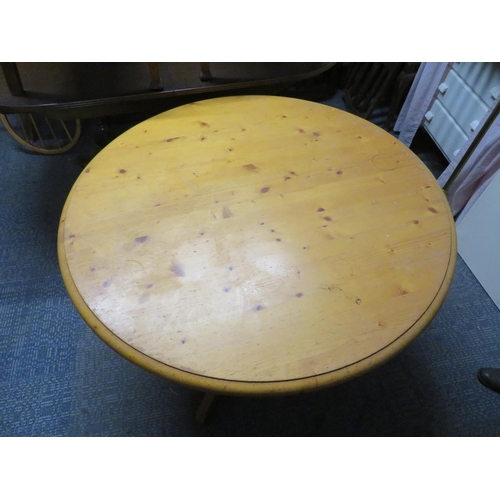 449 - Round pine dining table