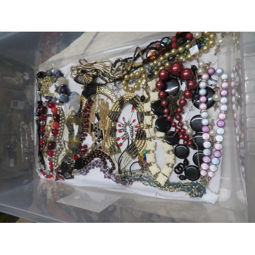 664 - Selection of necklaces