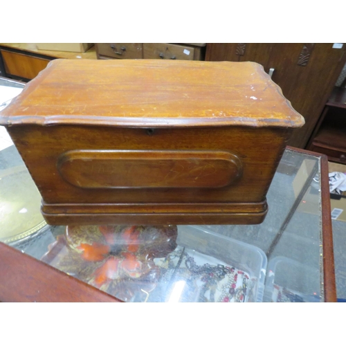 670 - Vintage wooden box