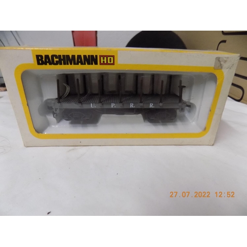 26 - Bachmann HO Union Pacific old time flat car with stakes