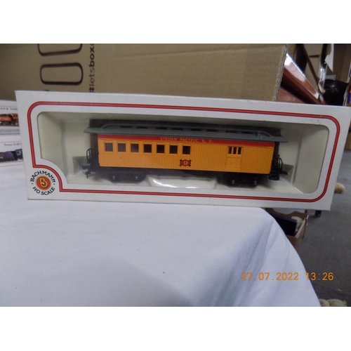 38 - Bachmann HO scale Union Pacific passenger carriage - old time combine