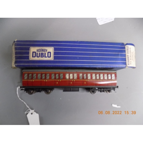 100 - Hornby Dublo suburban coach 1st/3rd