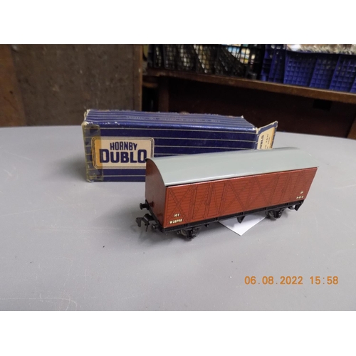 114 - Hornby Dublo D1 ventilated van long wheel base