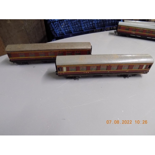 123 - 2 x Hornby Dublo D3 LMS 4183 coaches