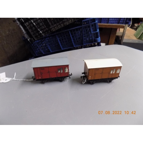 124 - 2 x Hornby BR 00 gauge horse boxes