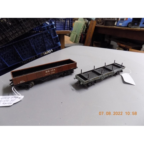 129 - Hornby Dublo high capacity brick wagon and a Bogie Bolster wagon