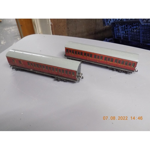 155 - 2 x Hornby Dublo suburban carriages