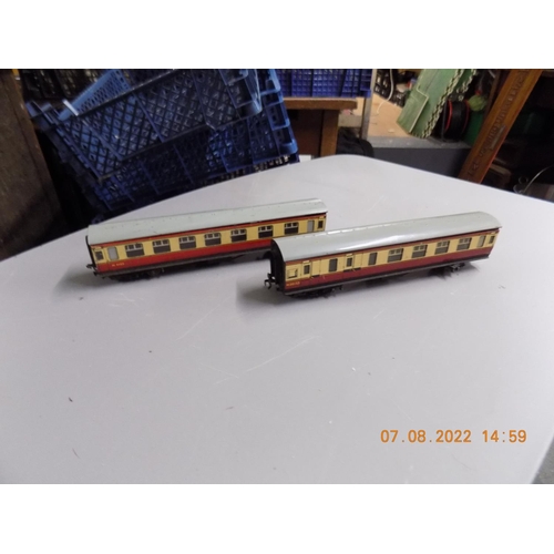 160 - Hornby Dublo corridor coach M4183 and passenger coach M26133