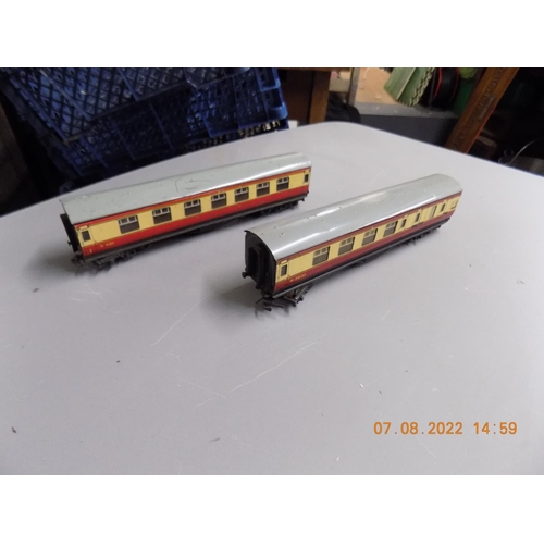 160 - Hornby Dublo corridor coach M4183 and passenger coach M26133