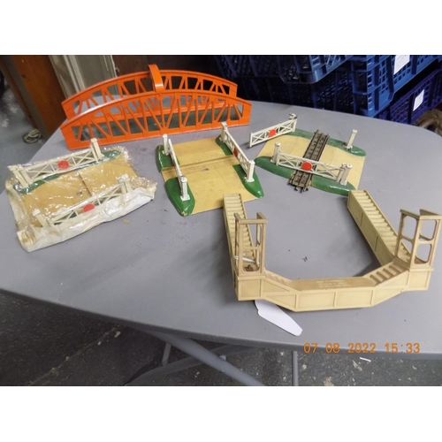 170 - Selection of Hornby level crossings and bridges