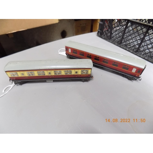 186 - 2 x Hornby Dublo corridor coaches E42759E and M4193