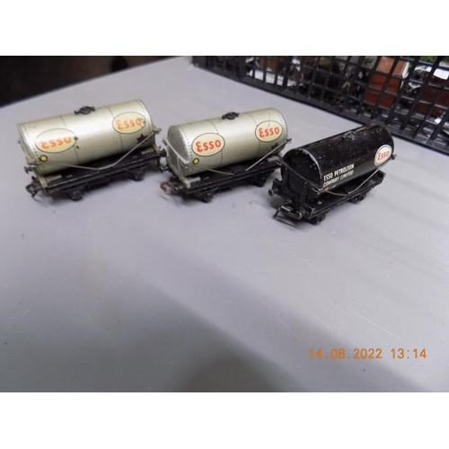 195 - 3 x Hornby Dublo Esso tankers