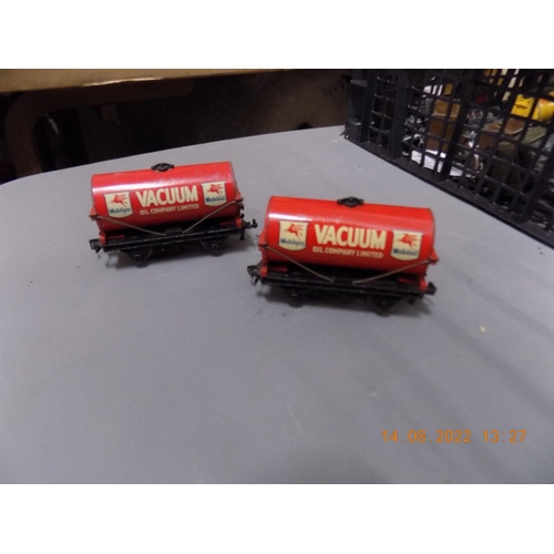 197 - 2 x Hornby Dublo Mobilgas Vacuum Oil Company Limited tankers