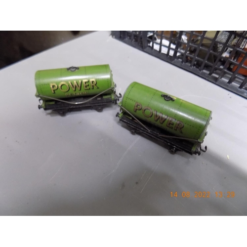 198 - Hornby Dublo Power Petrol tankers