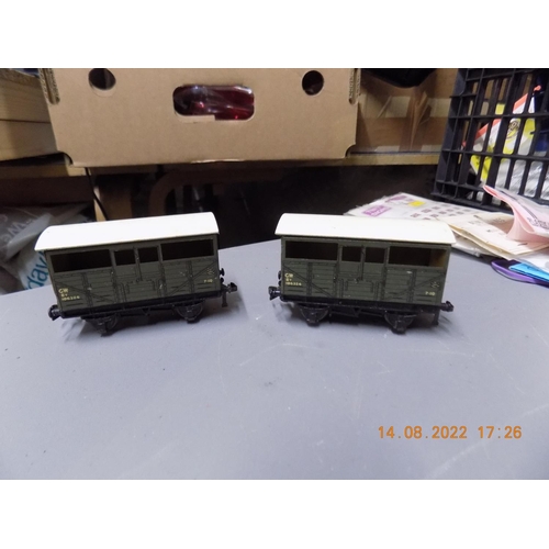 232 - 2 x Hornby Dublo GWR cattle trucks 106324