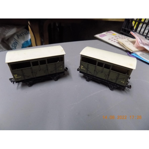 232 - 2 x Hornby Dublo GWR cattle trucks 106324