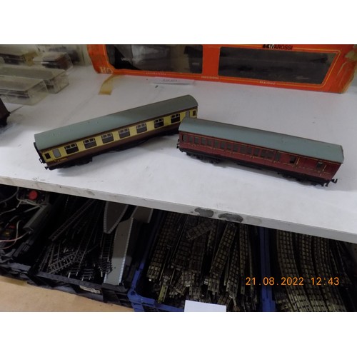 250 - 2 x Hornby Dublo corridor coach W15862 and 1 other