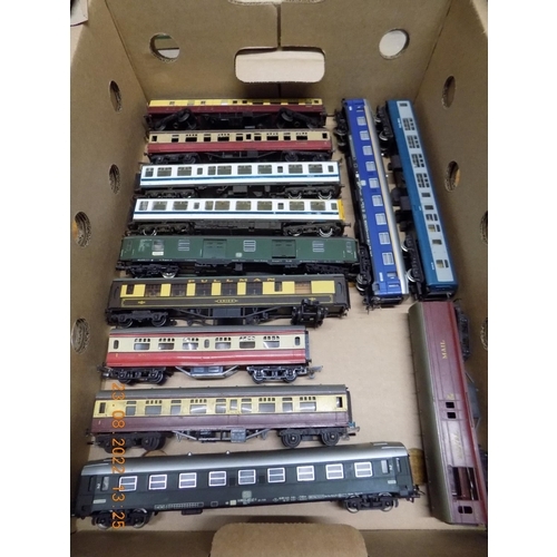 279 - Box of passenger coaches