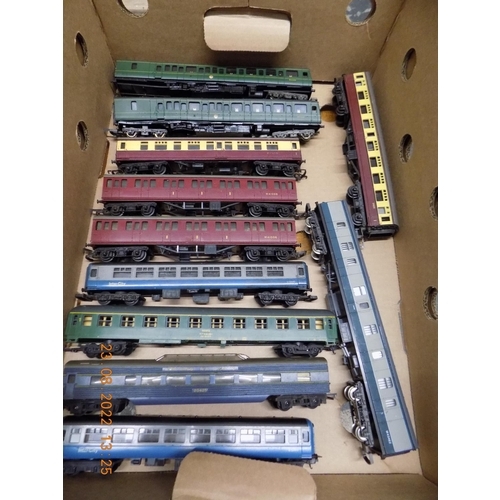 280 - Box of passenger coaches