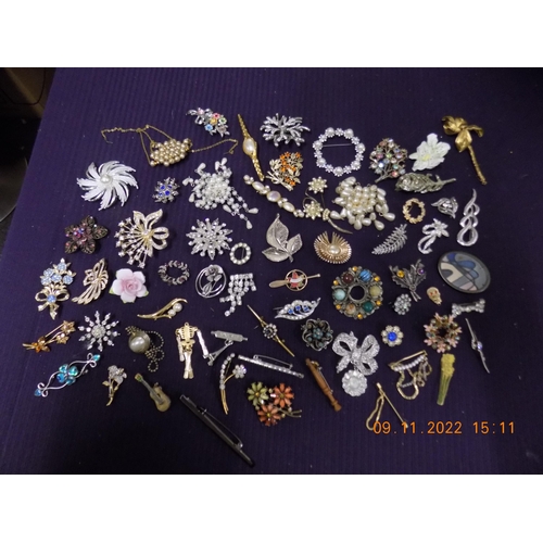 311 - Collection of Vintage Brooches