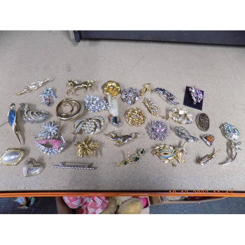 344 - Selection of Vintage Brooches