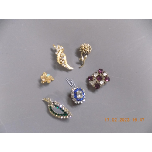 306 - Selection of Vintage Brooches