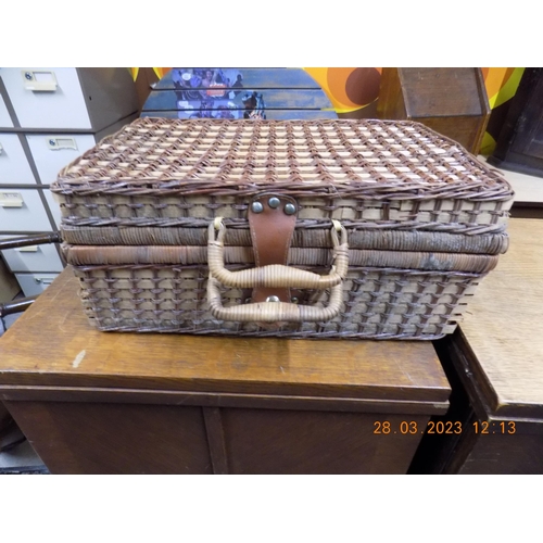 28 - Vintage Picnic Basket