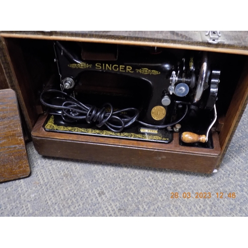 41 - Singer Sewin Machine in Leather Look Wooden Case