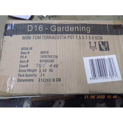 290 - Box of 24 Terrocotta Plant Pots