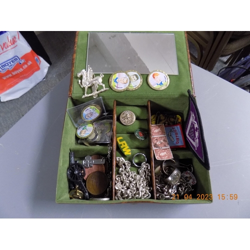 402 - Jewellery Box of Collectables