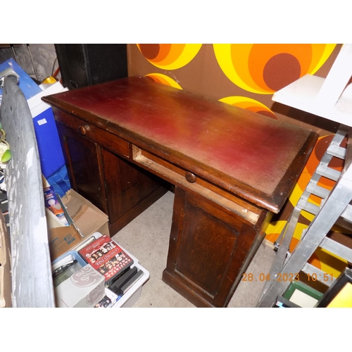 425 - Leather Topped Desk