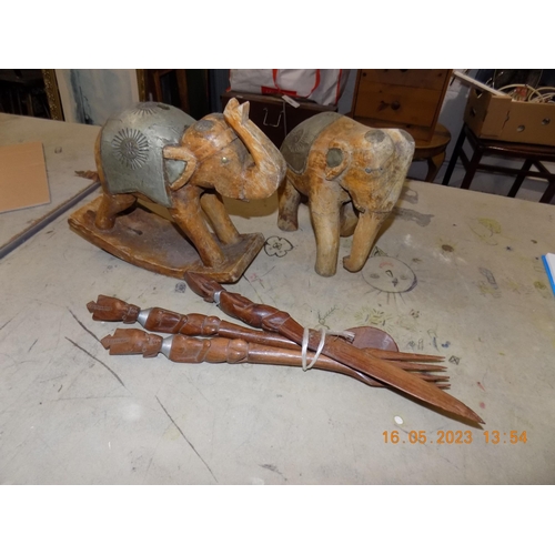 120 - 2 Wooden Elephants and Wooden Cutlery