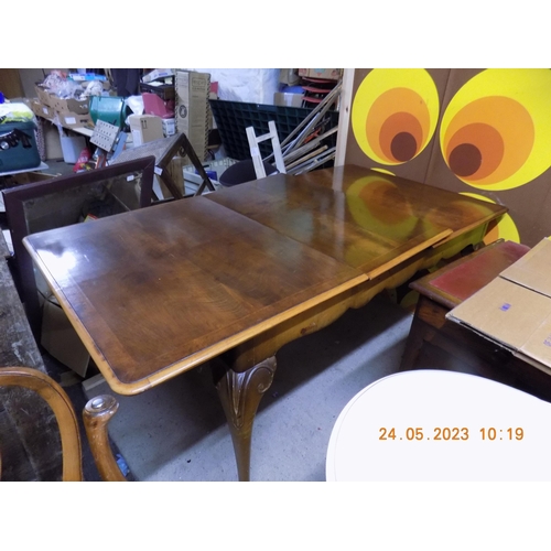 412 - Extending Table with 6 Chairs. Inc. 2 Carvers