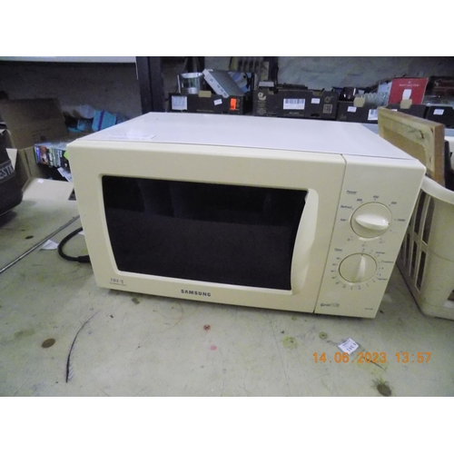 176 - Samsung Microwave untested