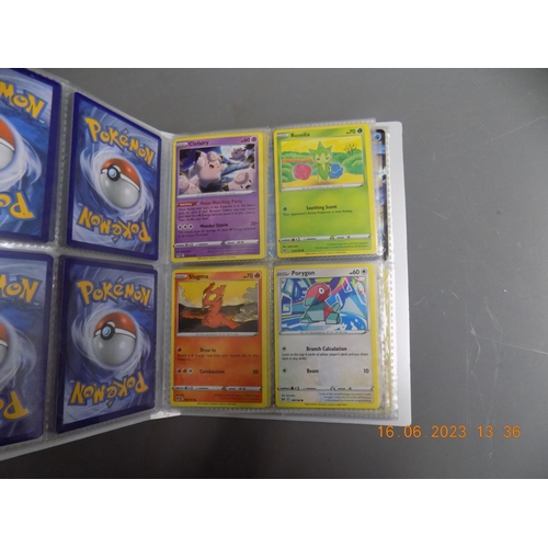 527 - Pokémon Binder Full of Pokémon Cards